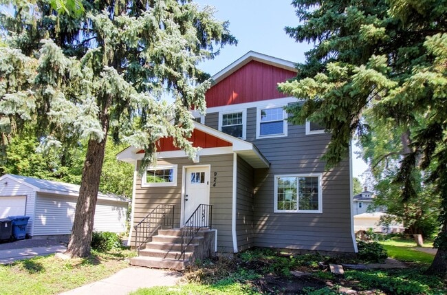 Building Photo - Fully Renovated 5 Bedroom House Close to U...