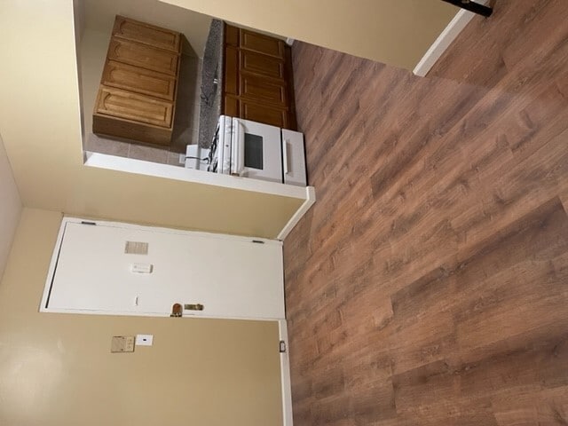 Living entrance kitchen - 271 60th St Unit 1 Front