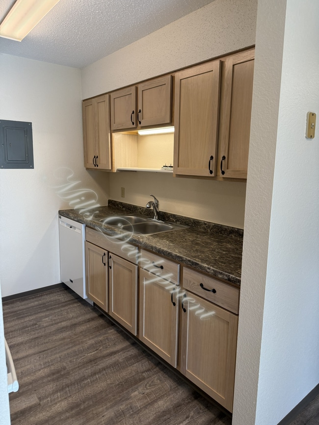 Photo - 305 W 8th St S