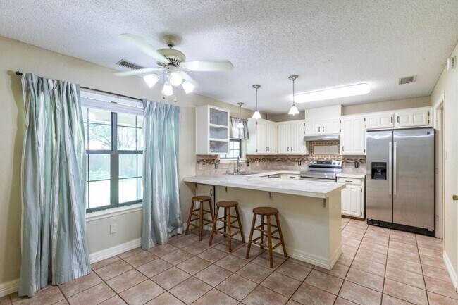 Photo - 933 Reeves St