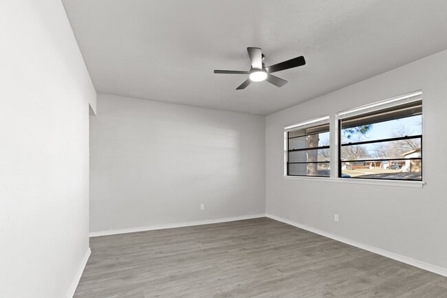 Photo - 1304 Pinewood Ct