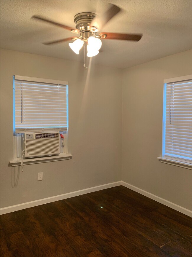 Building Photo - 2507 Delano St Unit 4