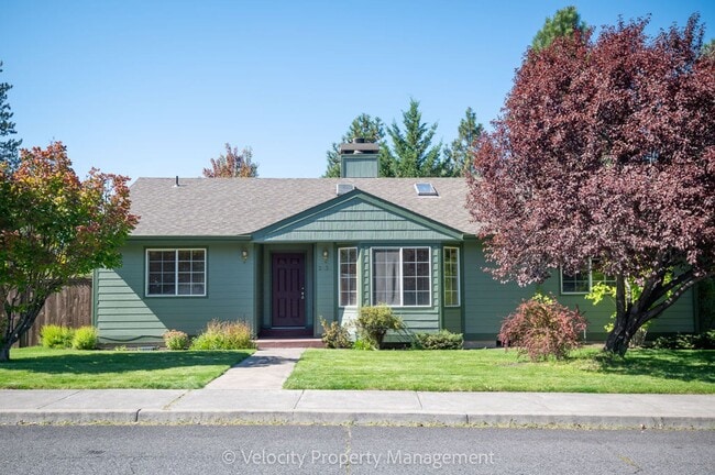 Building Photo - Clean & well kept, 3 bedroom, 2 bath! Rental