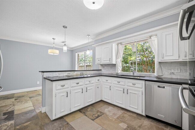 Photo - 7111 Halfpenny Rd