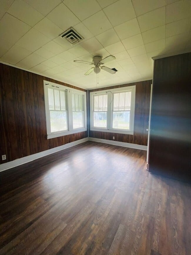 Photo - 107 Barry St