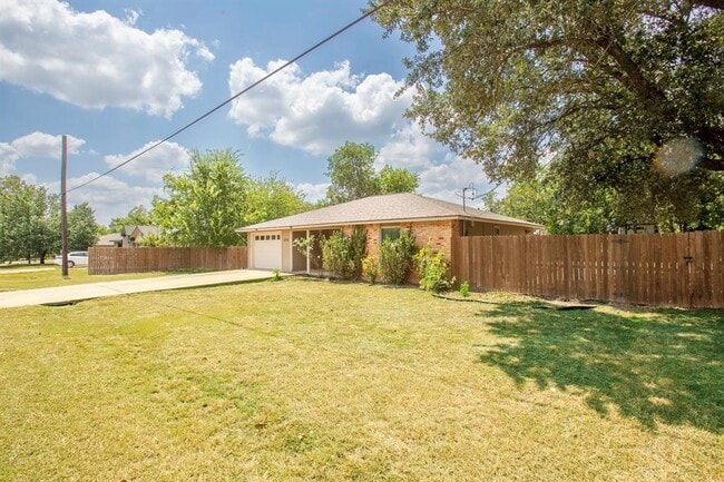 Photo - 2701 Peach Tree Ln