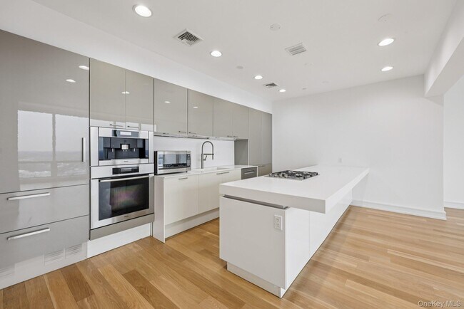 Building Photo - 1 Renaissance Square Unit PH40C