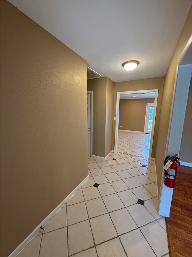 Photo - 5811 McKnight St