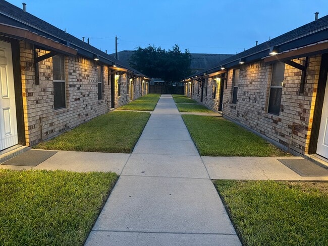Building Photo - 618 San Antonio Ave