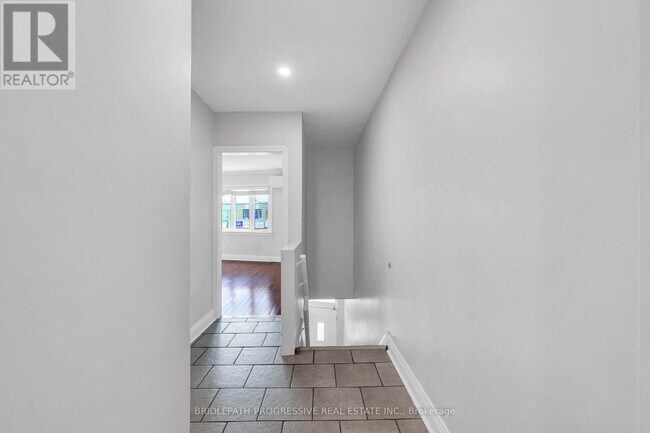 Photo - 1898 Avenue Rd