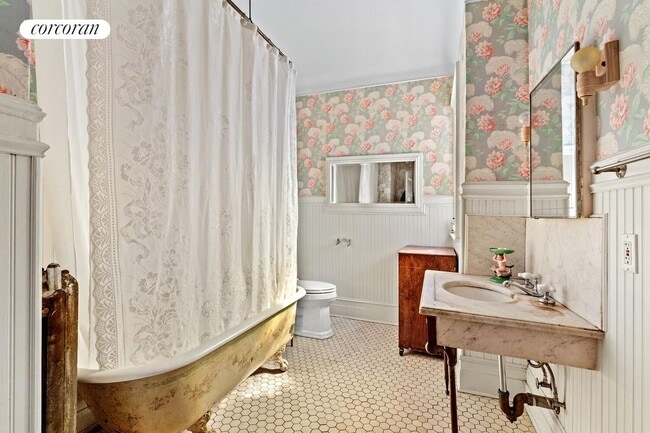 Photo - 257 E 19th St