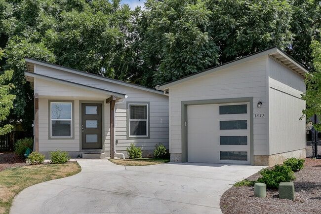 Building Photo - 2bdrm/1bthrm Tiny House  ~ Landscaping Included!