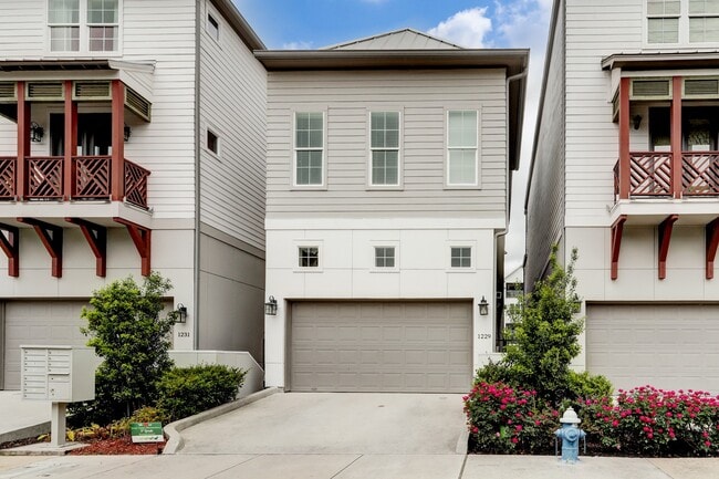 Building Photo - 1229 W 15th 1/2 St Rental