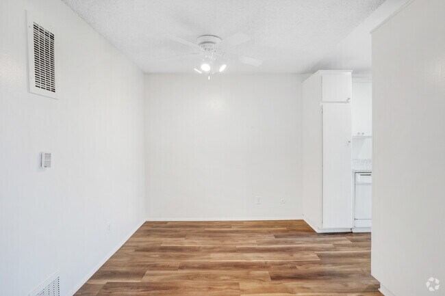 2BR, 2BA - 910 SF