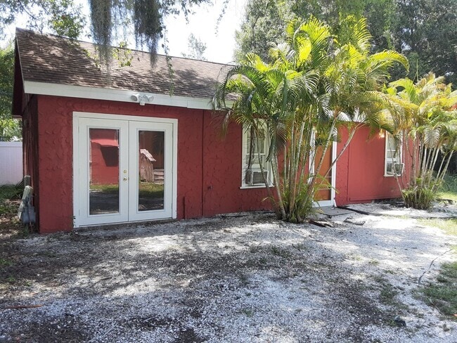 Building Photo - Just leased-Annual unfurnished 2/1 SFH wit... Rental