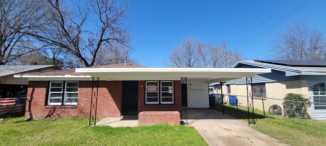 Beautiful 3 bedroom/1 bath home brick home - Beautiful 3 bedroom/1 bath home brick home