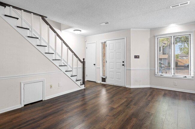 Convenient 2-Bedroom Townhome Near Forsyth... - Convenient 2-Bedroom Townhome Near Forsyth...