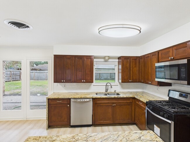 Building Photo - 9526 Meadowcroft Dr