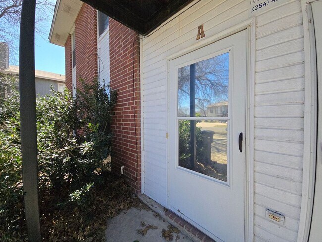 Photo - AVAILABLE NOW! Unidad 1703 Cedarhill Drive - A