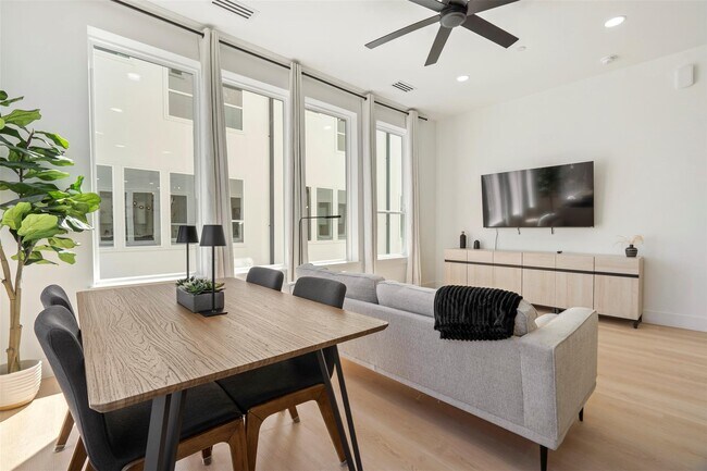 Photo - 2019 California Dr