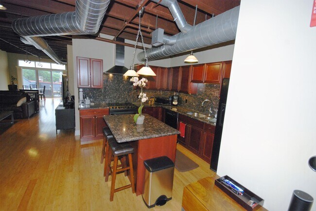 Photo - 1103 N Main St