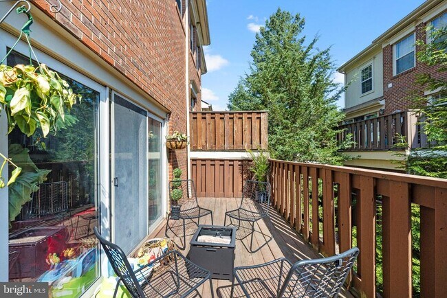 5082 Main St