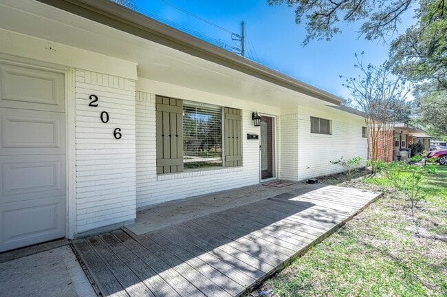 Photo - 206 Crestview Dr