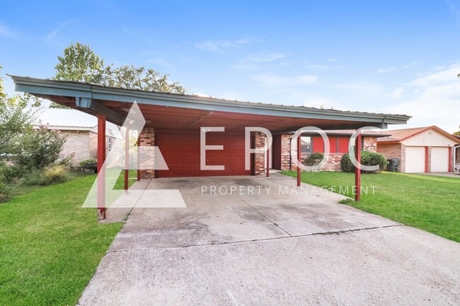 Building Photo - 409 Woodland Dr