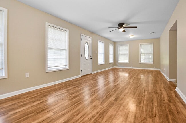 Photo - Pet Friendly Three Bedroom!