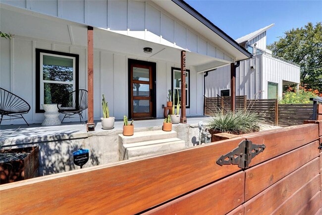 Photo - 2324 Santa Maria St