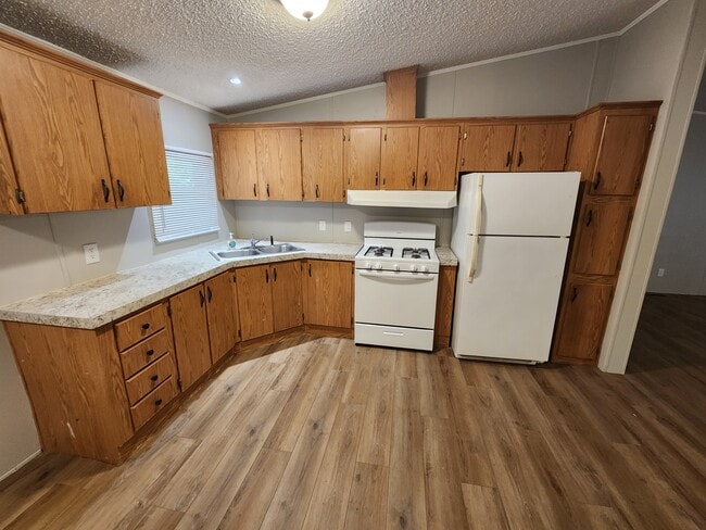 Kitchen - 319 Rahm St