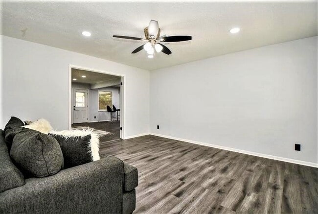 Photo - 2404 Oaks Dr