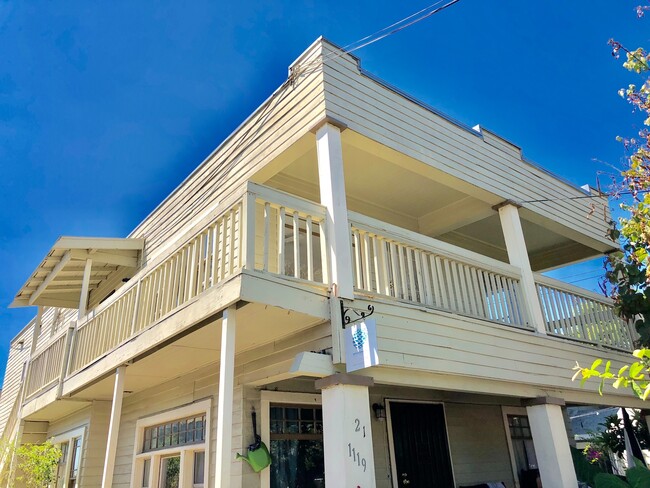 Building Photo - UPGRADED 4 BEDROOM NEAR DRAKE PARK! Unit 1121