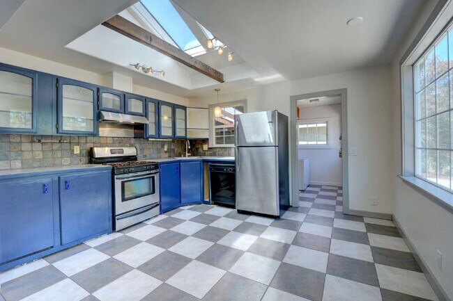 Photo - 399 N Laurel St