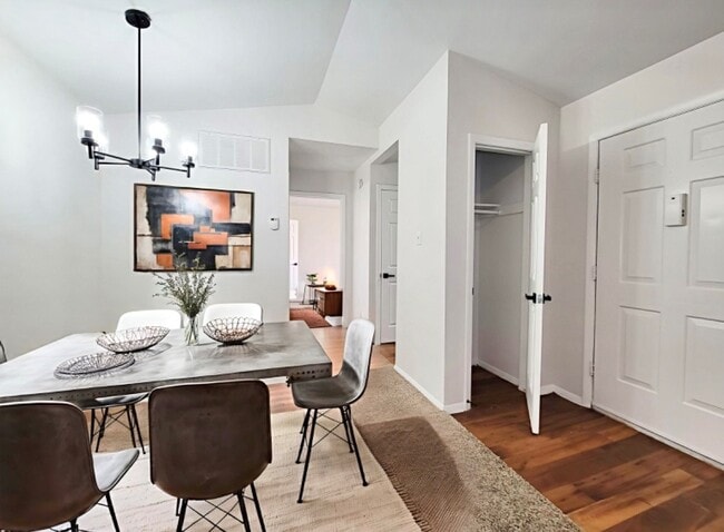 1BR, 1BA 634 SF- DINNING ROOM