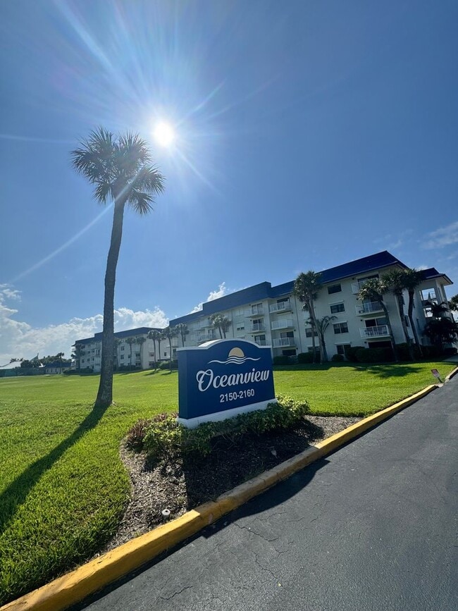 Building Photo - Live the ultimate beachside lifestyle! Unit 401