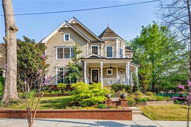 Photo - 582 St Charles Ave NE