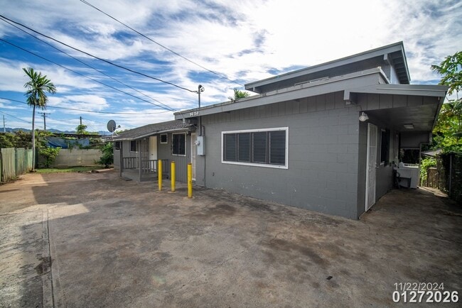Building Photo - $2,200 /  2 Bed/ 1 Bath Spacious Duplex Centrally Located in Pearl City (Waiawa)