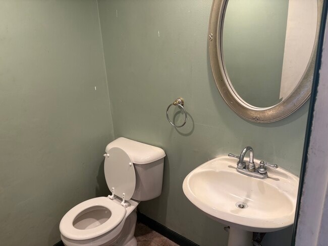 Photo - 423 Kirkcaldy Ct