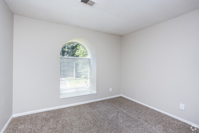2BR, 1BA- 921 SF