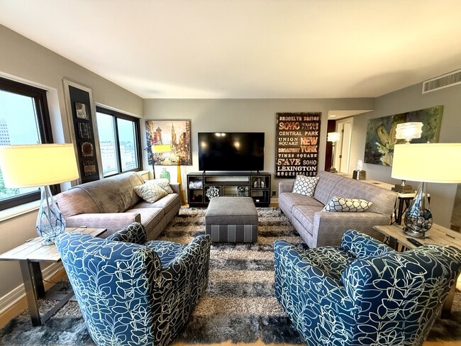 Photo - 803 W 48th St