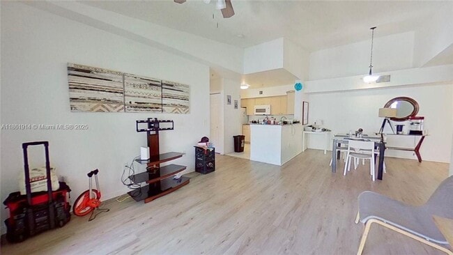 Photo - 2451 Centergate Dr Unidad 304