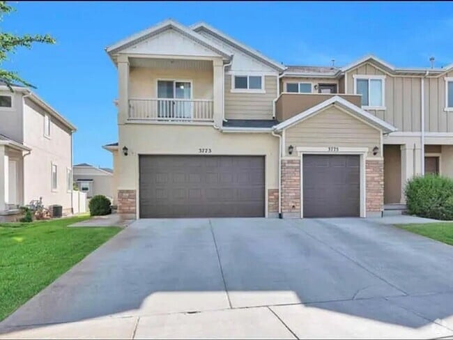Building Photo - Spacious and Townhome Now Available!