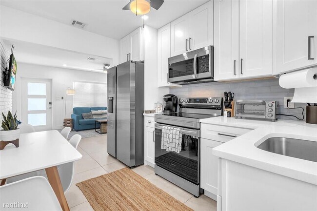 Photo - 4 br, 2 bath House - 217 NE 11th St # 217-219