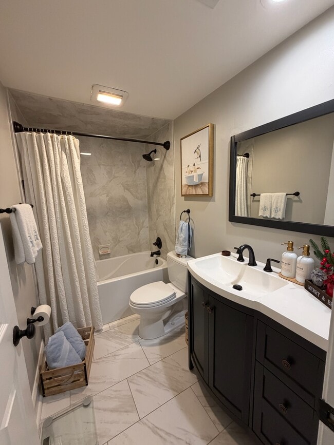 Building Photo - 7602 Lakeside Village Dr Unit C