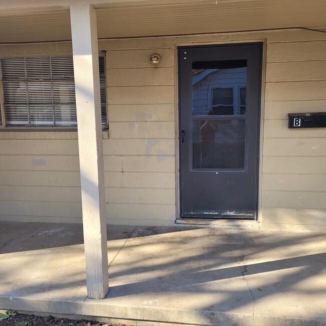 Building Photo - 1612 S Hughes St