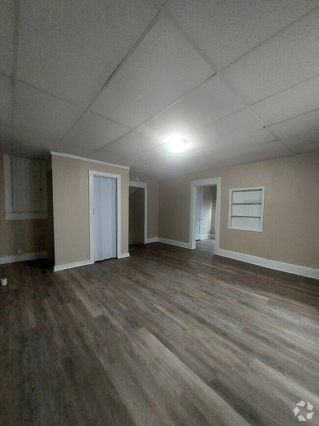 Building Photo - 2 Bedroom, 1 Bath Apartment Unit B