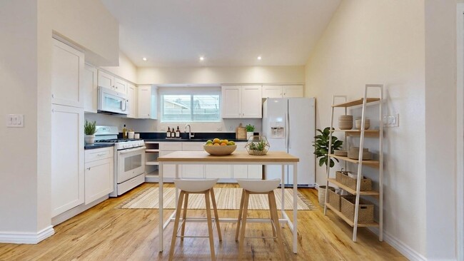 1025 W 46th St