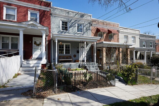 Building Photo - Fresh and Stylish Rental