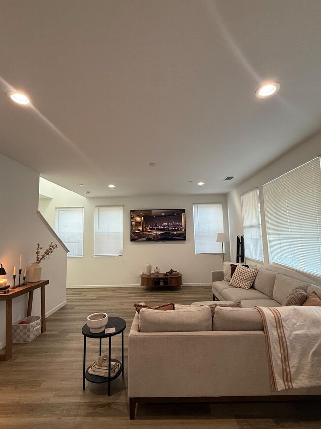 Photo - 761 S Kandarian Ave